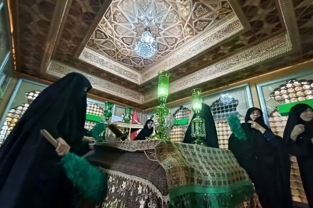 مراسم غبار روبی و زیارت ضریح مطهر سلطانعلی ابن امام محمد باقر (ع) در کربلای ایران 
