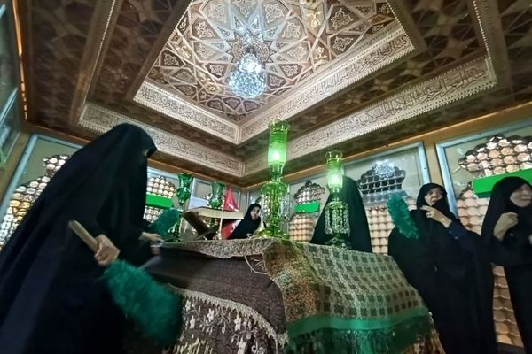 مراسم غبار روبی و زیارت ضریح مطهر سلطانعلی ابن امام محمد باقر (ع) در کربلای ایران 