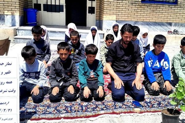 اقامه فریضه نماز ظهر و عصر در آموزشگاه هفتم تیر روستای پارام: ترویج اعتقادات دینی در دل دانش‌آموزان