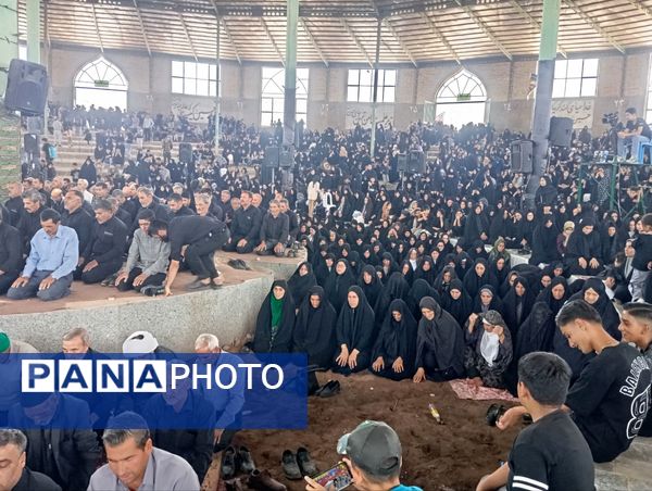 نماز جماعت در حسینه روستا اردمه در ظهر اربعین