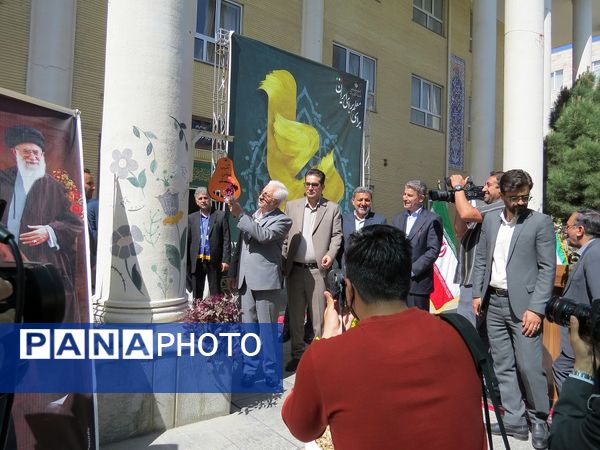 نواختن زنگ سپاس معلم در هنرستان محمودیه بجنورد