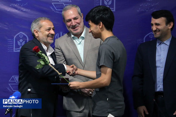 نشست صمیمی وزیر آموزش و پرورش با مدال آوران المپیادهای جهانی