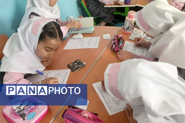 دوستی با کتاب در حیاط مدرسه نجمه