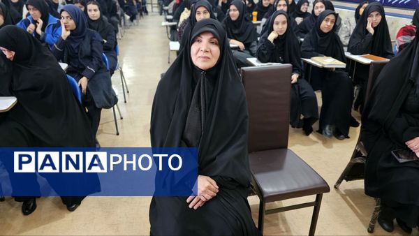 آیین گرامیداشت روز دانش‌آموز با حضور مسئولان منطقه ۱۳ در دبیرستان طلیعه شاهد