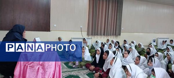 مراسم هفته مبارزه با اعتیاد در دبستان شاهد حاجی‌آباد 