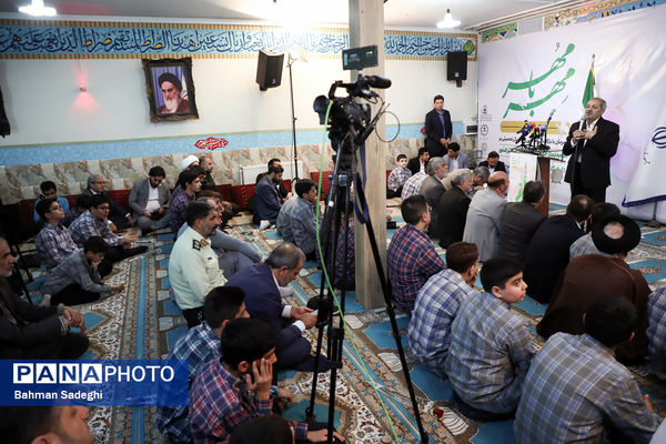 اقامه اذان و نماز با شعار «مِهر با مُهر» با حضور وزیر آموزش و پرورش
