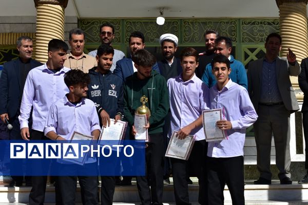 جشن روز دانش‌آموز در دبیرستان امام خمینی (ره) با حضور مسئولان، ورزشکاران و هنرمندان برگزار شد