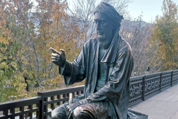 هر که در این سرا درآید، نانش دهید و از ایمانش مپرسید