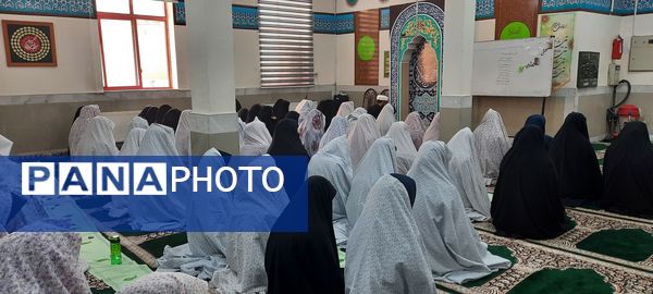 محفل نماز جماعت در دبیرستان نمونه دولتی مهشید مصلی نژاد