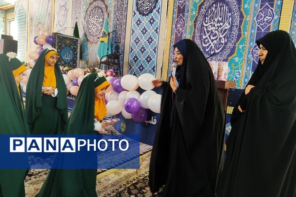 دکلمه‌خوانی دانش‌آموزان در مقابل مادران شهرستان قدس به‌مناسبت روز مادر