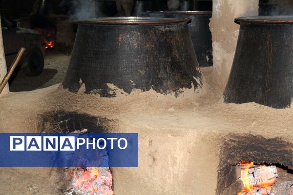 آماده‌سازی هلیم عاشورا در روستای اسحاق آباد نیشابور 