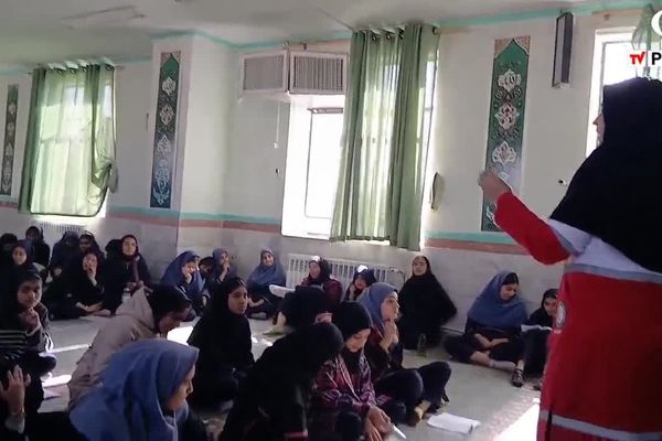 جلسه آموزشی مقابله با حوادث و خطرات زمین لرزه در دبیرستان شهید دهقان