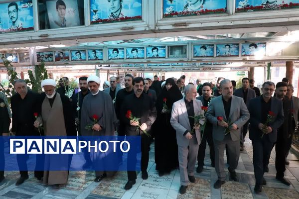 ادای احترام مسئولان قم به شهدا در هفته دولت