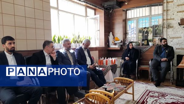 بازدید معاون فرهنگی پرورشی خراسان رضوی از دبیرخانه جشنواره فرهنگی هنری فردا 
