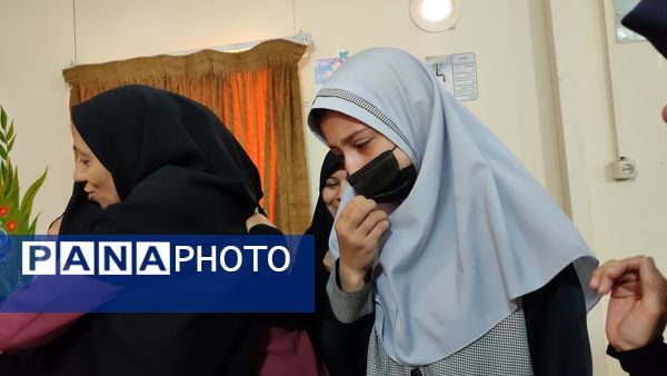 تقدیر از دانش آموزان فعال و تکریم همسر و فرزندان شهدای دبستان شاهد حاج تقی آقا بزرگ مشهد