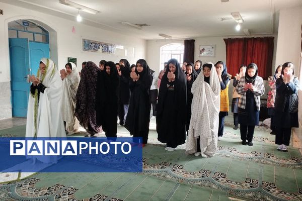  نماز جماعت آموزشگاه آیت الله طالقانی در ماه مبارک رمضان 