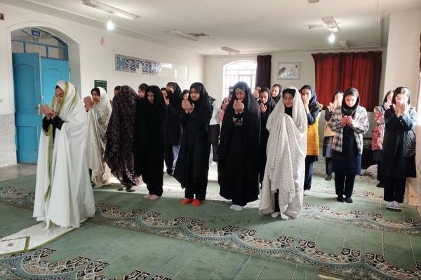  نماز جماعت آموزشگاه آیت الله طالقانی در ماه مبارک رمضان 