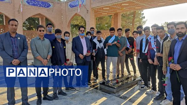 آغاز هفته بسیج دانشآموزی با غبارروبی مزار شهدای جوادالائمه توسط مسئولان و دانشآموزان بسیجی