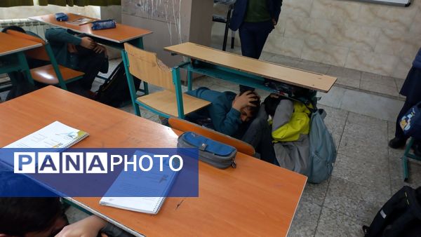 مانور سراسری زلزله همزمان با سراسر کشور در دبیرستان شاهد شهید آخوندی‌ها ناحیه یک کرج 
