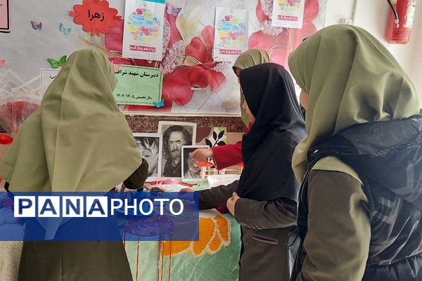 نمایشگاه دست سازه‌های دانش‌آموزان مدرسه شهید شرافت بهارستان‌دو