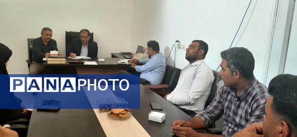 نشست مدیر آموزش و پرورش ناحیه یک بندرعباس با بخشدار و دهیاران بخش شمیل
