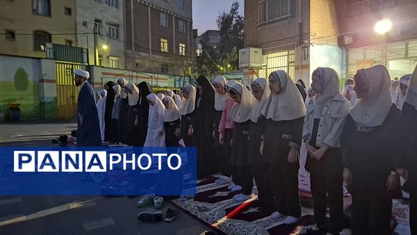 مراسم افطاری در دبستان دخترانه شهید باهنر با حضور دانش‌آموزان و اولیاء