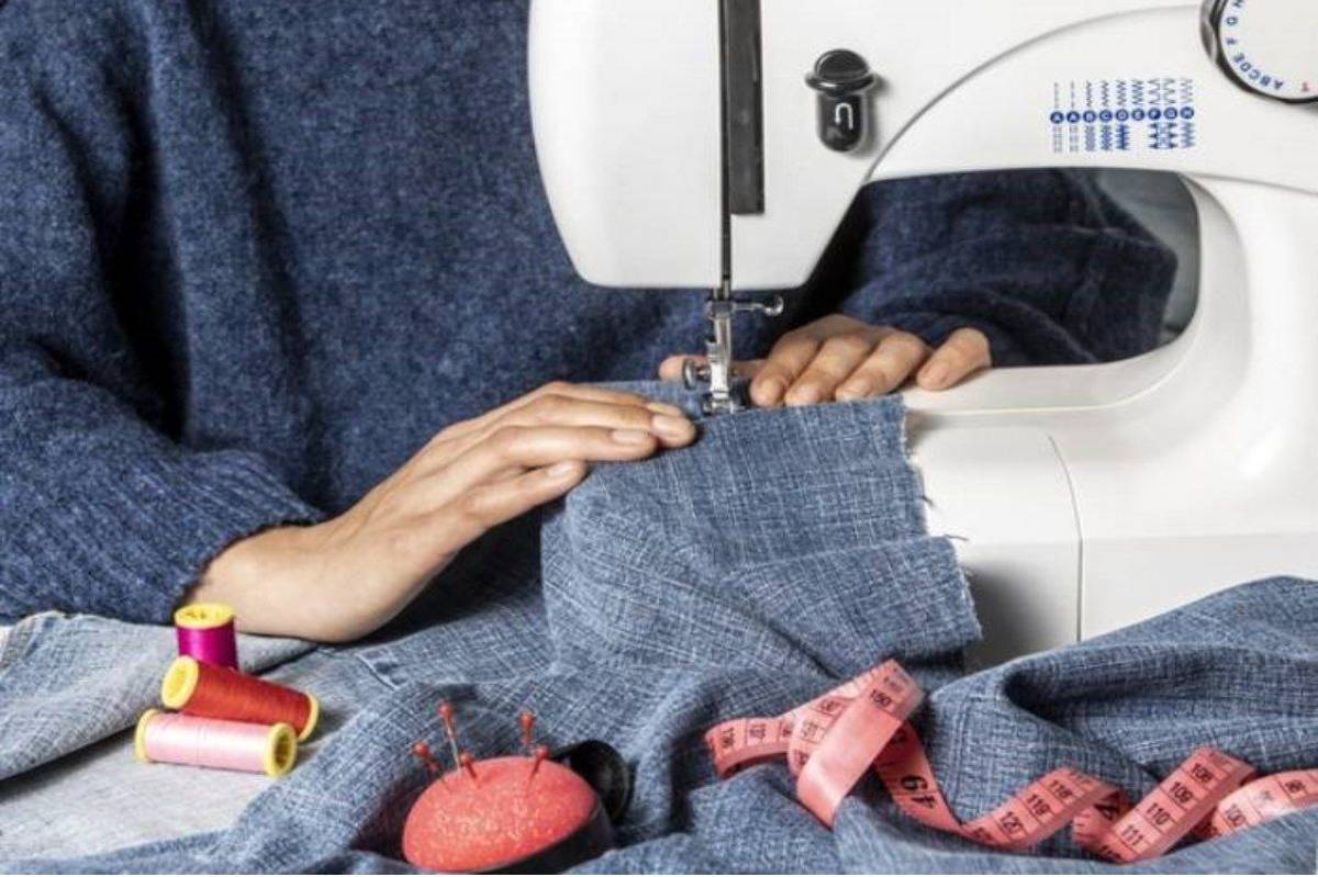 هنرجویان هنرستان بیرانشهر با دوخت مانتو و شلوار، اقتصاد آموزش را رونق میدهند