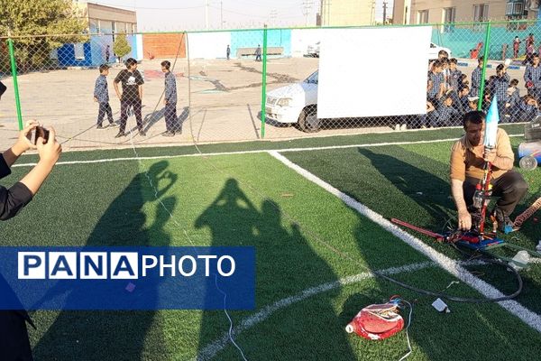 هیجان پرتاب موشک آبی در هفته هوافضا با حضور دانش‌آموزان در پژوهشسرای خواجه نصیرالدین طوسی