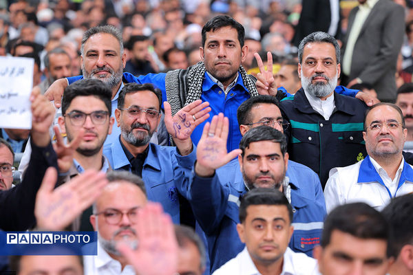 دیدار هزاران نفر از کارگران سراسر کشور با رهبر انقلاب