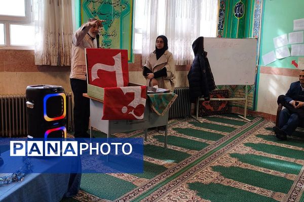  آیین پرچم‌گردانی به یاد امام حسین(ع) در مدارس فیروزکوه