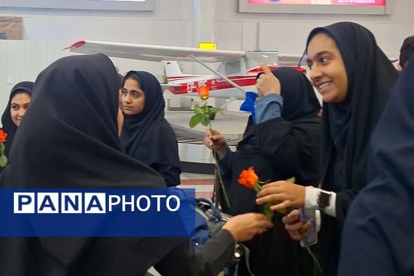 استقبال از زائران حرم امام رئوف در فرودگاه شیراز