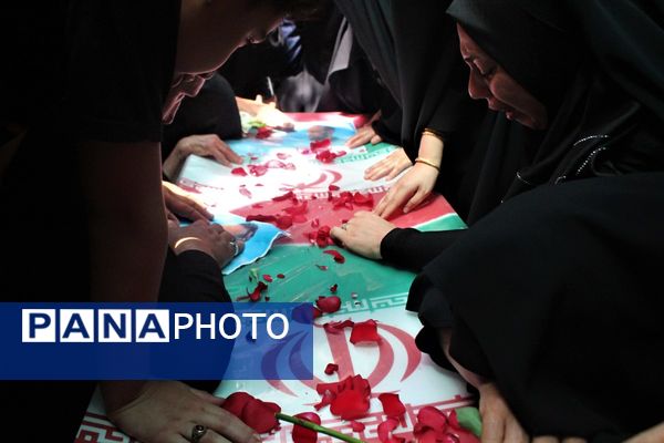 جلوه‌های حزن و خشم در مراسم تشییع شهدا