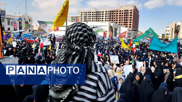 دانش‌آموزان پرچمداران استکبارستیزی در ۱۳ آبان