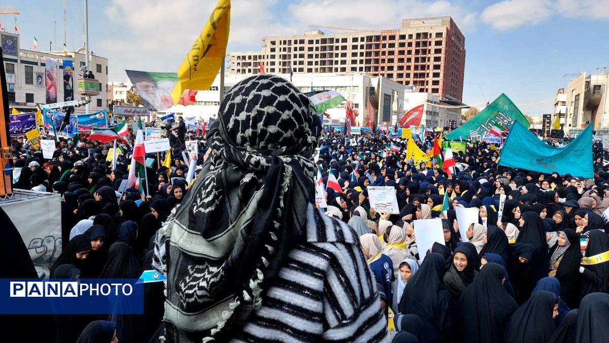 دانش‌آموزان پرچمداران استکبارستیزی در ۱۳ آبان