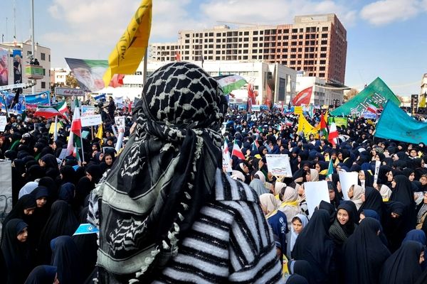 دانش‌آموزان پرچمداران استکبارستیزی در ۱۳ آبان