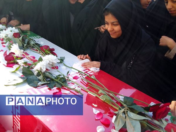 دبیرستان دخترانه حضرت معصومه سلام الله علیها میزبان پیکر شهید گمنام 