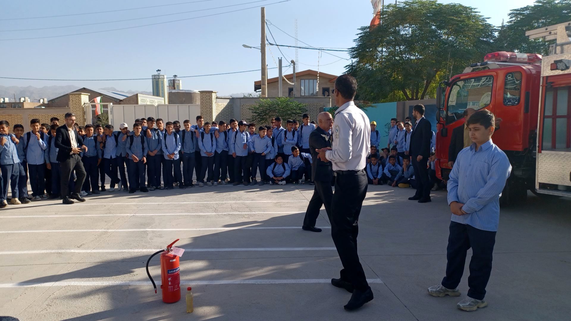 آموزش عملی اطفای حریق در دبیرستان نمونه مرحوم طاووسی خلیل آباد