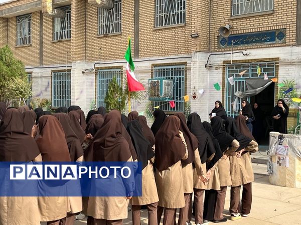 نواختن زنگ مهر در مدرسه شهید محمدی پور خلیل آباد 