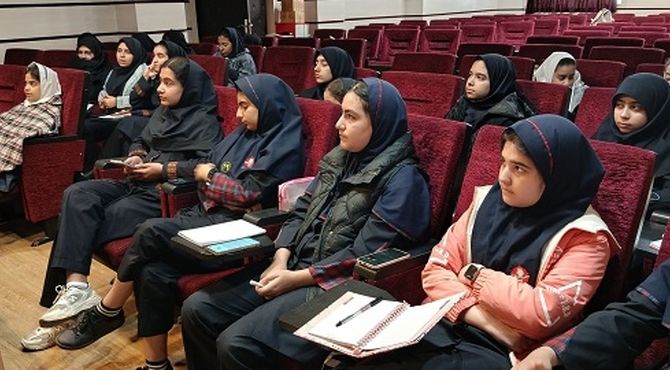 خبرنگاران فردا در حال تمرین پرسشگری 