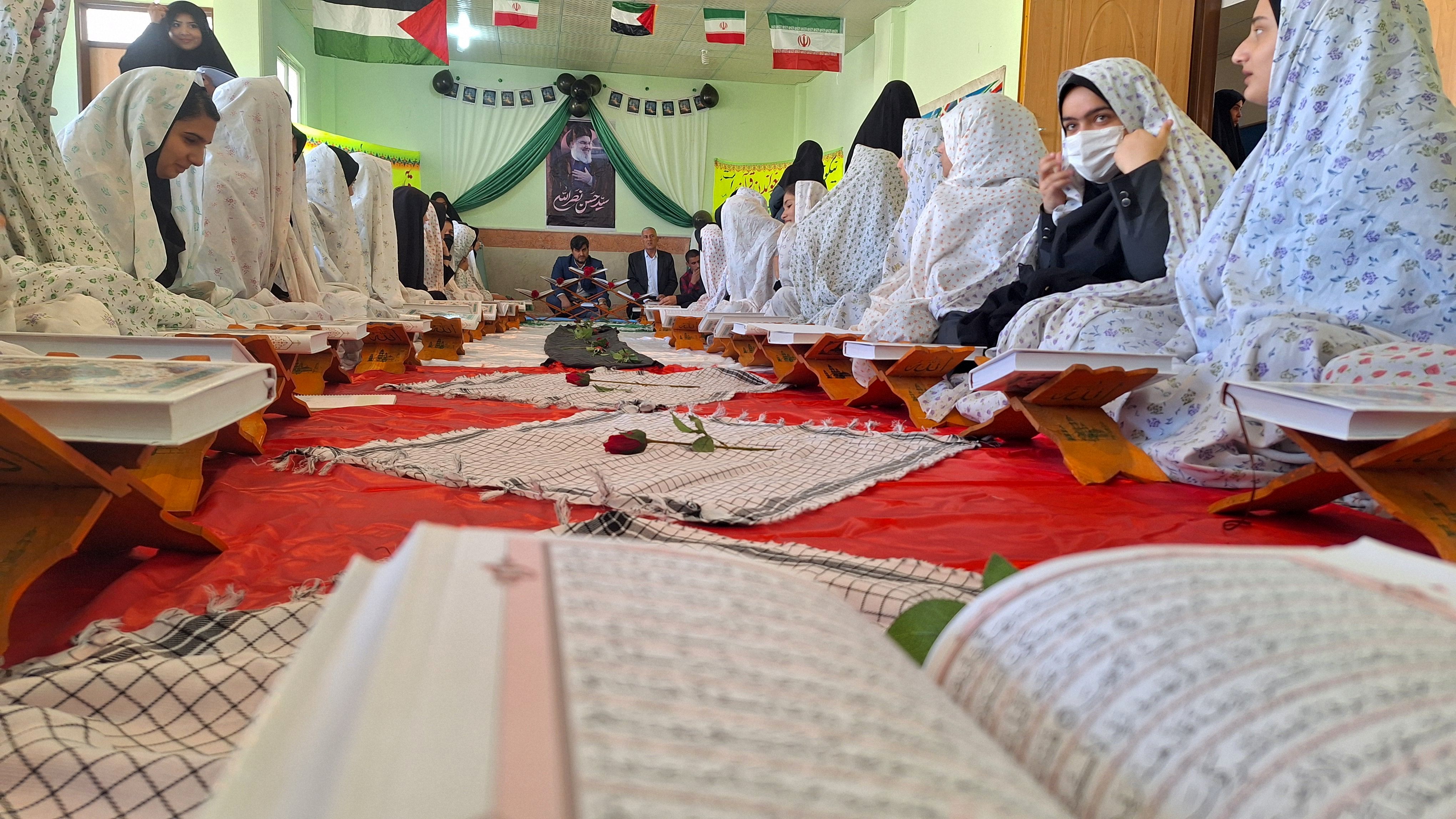 محفل انس با قرآن به‌ مناسبت یادبود سید حسن نصرالله در دبیرستان حضرت‌زینب(س) شهرستان‌لنده 