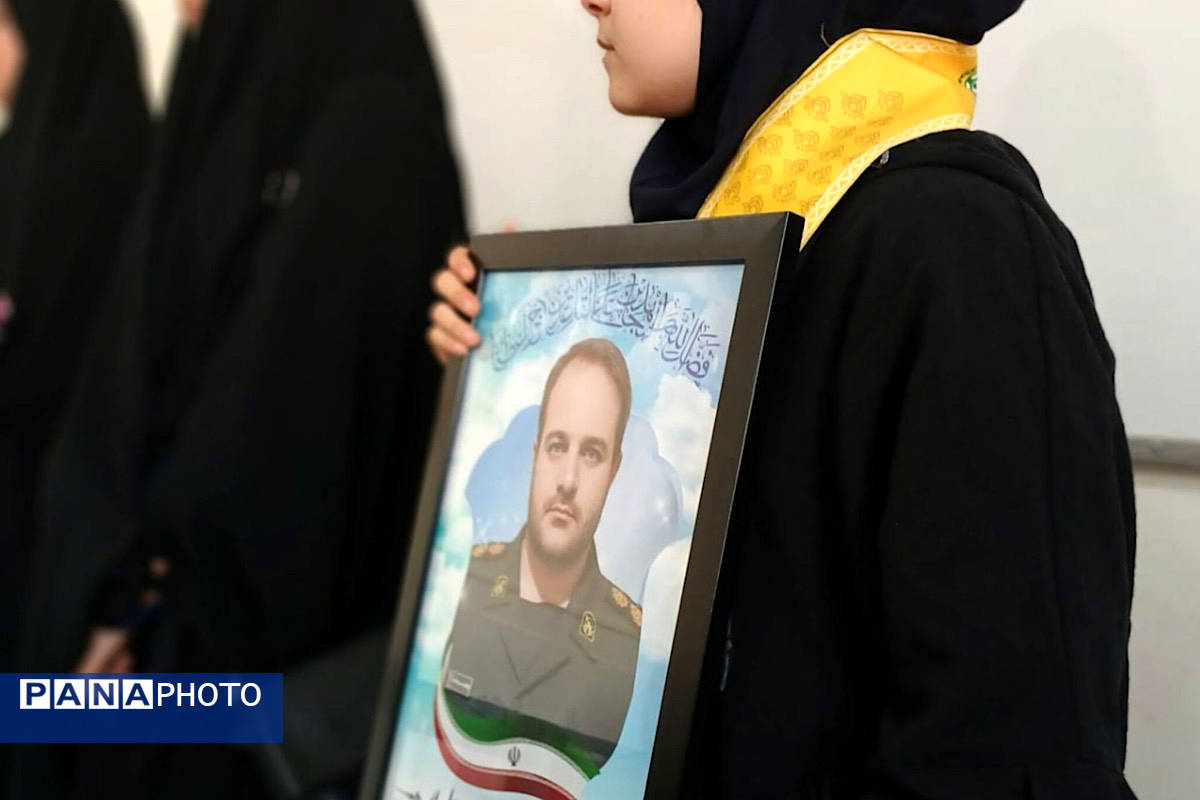 تجلیل از فرزند شهید صفری در کلاس درس با حضور یکی از همرزمان پدر