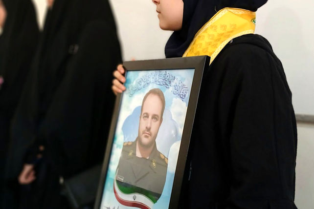 تجلیل از فرزند شهید صفری در کلاس درس با حضور یکی از همرزمان پدر