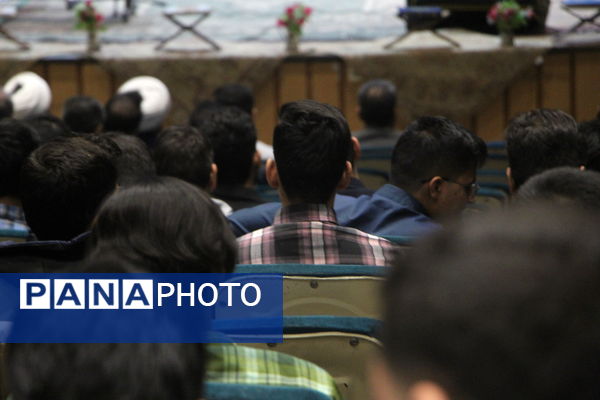 مراسم تقدیر از نخبه قرآنی دانشگاه فرهنگیان یزد 