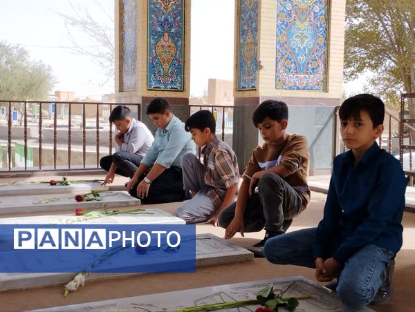 ادای احترام دانش‌آموزان میبدی به شهدای جنگ تحمیلی 