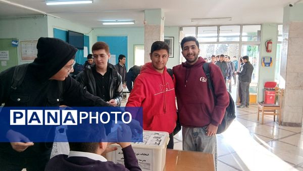 برگزاری بیست‌وهشتمین دوره شورای دانش‌آموزی دبیرستان نمونه دولتی معلم شهرستان ساوجبلاغ