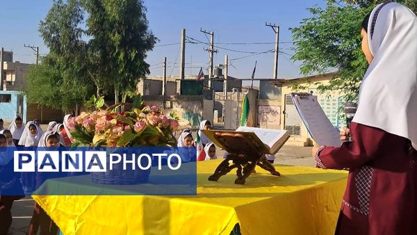 دیدار صمیمانه مأموران نیروی انتظامی با دانش‌آموزان دبستان استقلال 