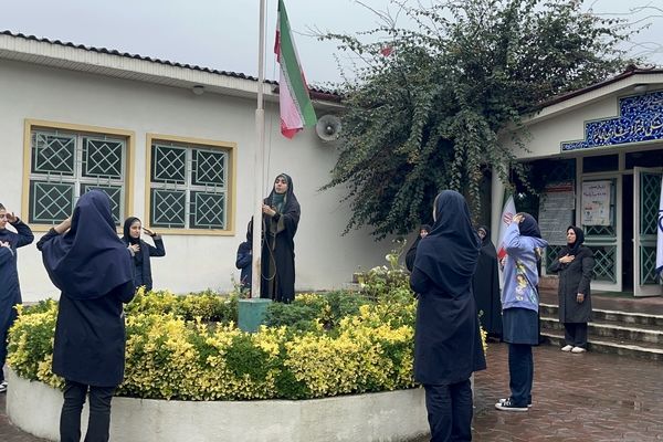 اهتزاز نمادین پرچم جمهوری اسلامی ایران در دبیرستان شادی خاکپور چابکسر