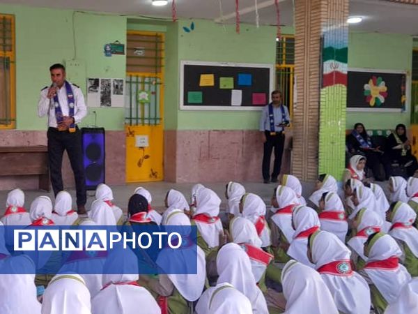 بازدید مدرس کشوری از فعالیت‌های سازمان دانش‌آموزی شهرستان میناب 
