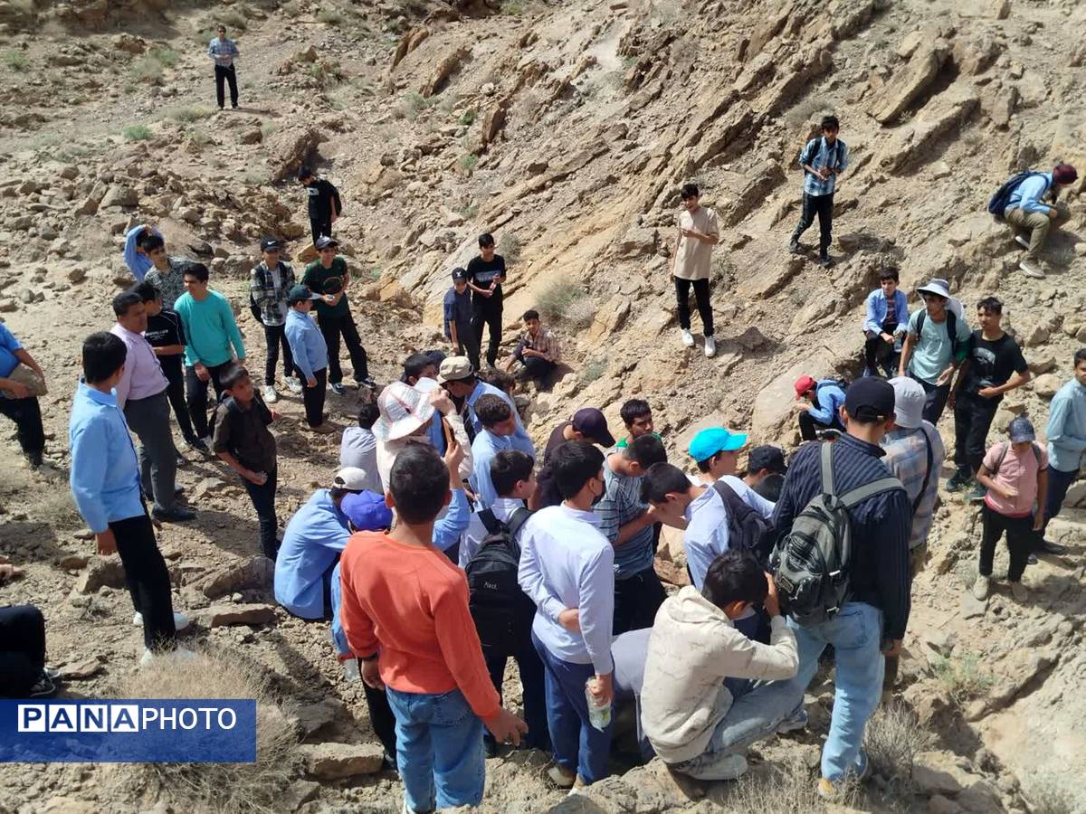 برگزاری اردوی علمی-تفریحی فسیل شناسی دبیرستان نمونه دولتی دانش