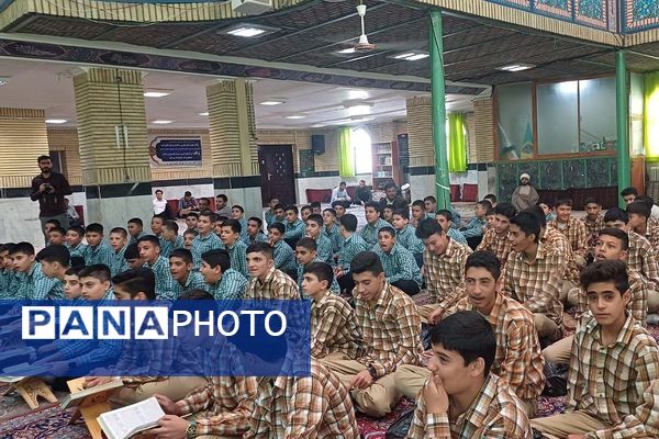 محفل انس با قرآن کریم با حضور پرشور دانش‌آموزان شهر آبسرد شهرستان دماوند
